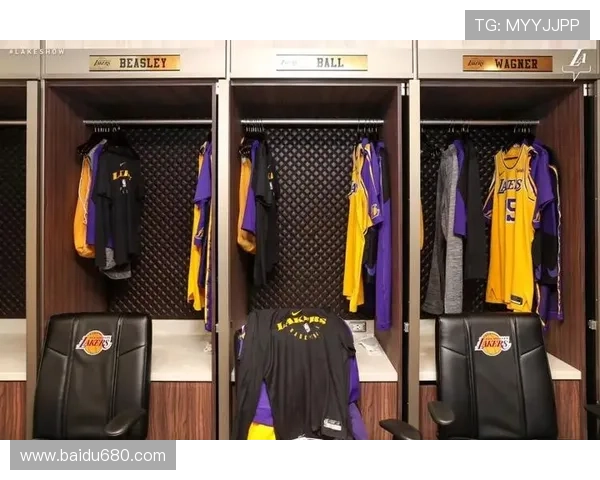 里夫斯赞詹姆斯无私精神激励更衣室 里夫斯赞詹姆斯无私精神激励更衣室